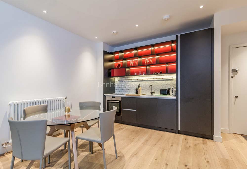 Kitchen view of London City Island Image 1