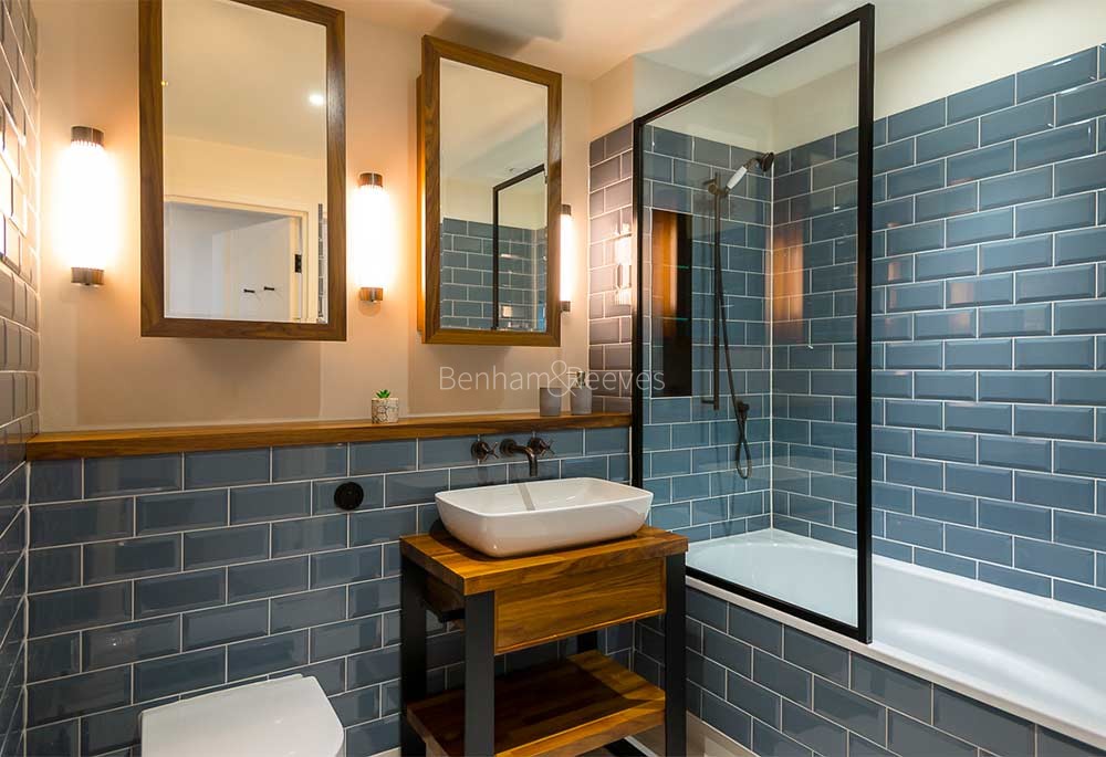 Bathroom view of London Dock Image 1