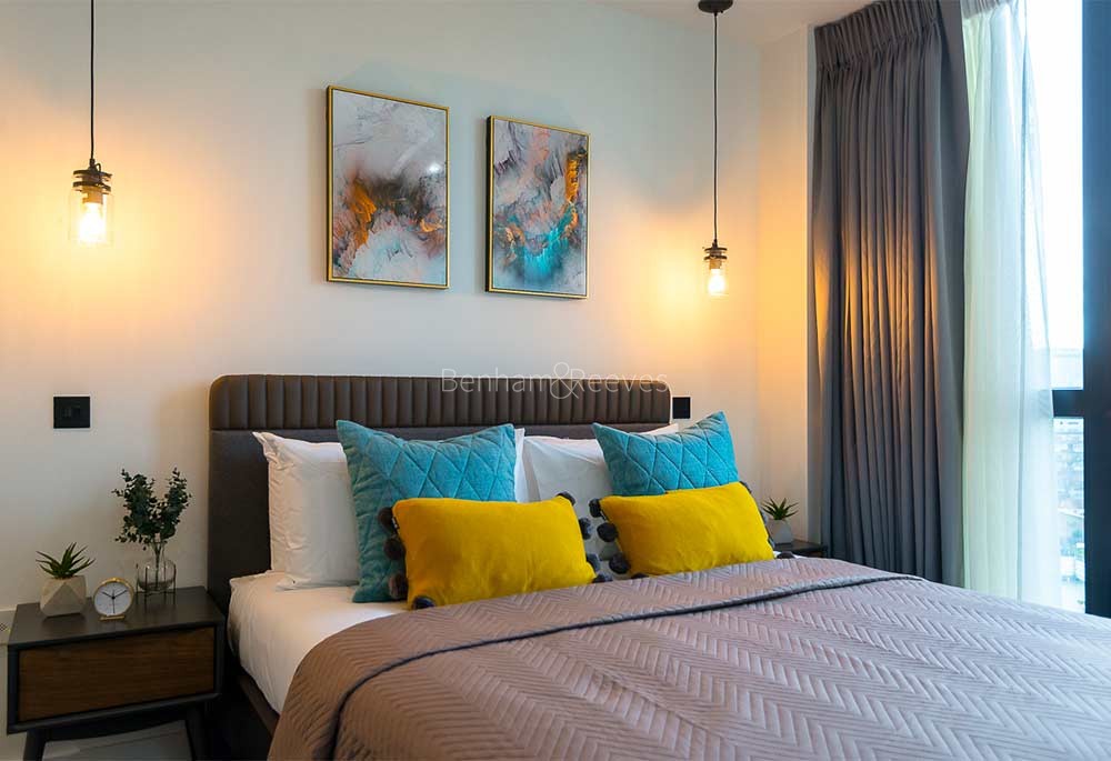 Bedroom view of London Dock Image 1