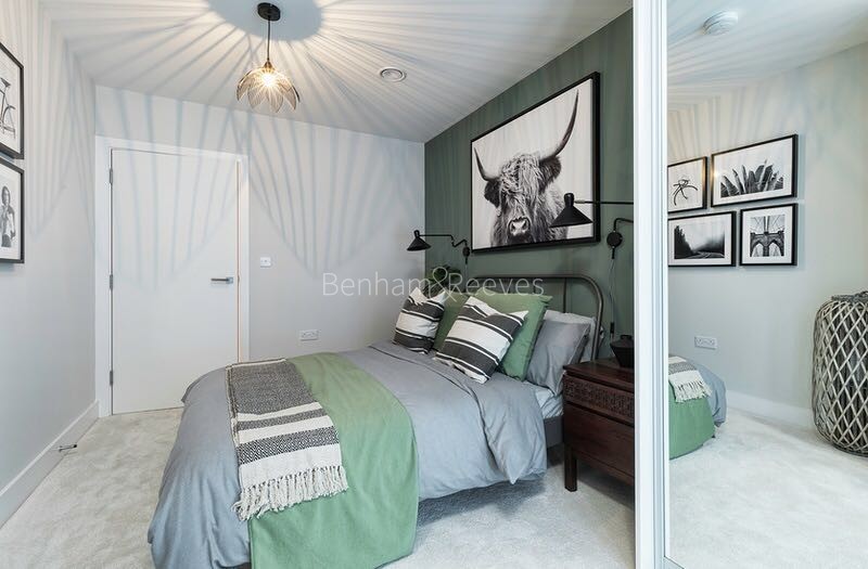 Bedroom view of London Square Image 1