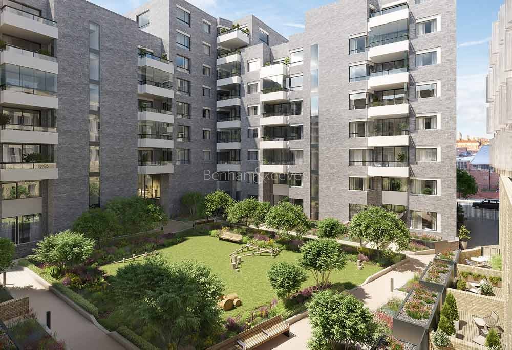Exterior view of London Square Image 1