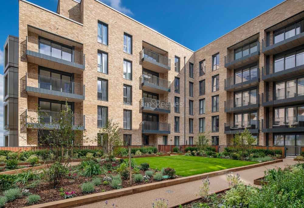 Exterior view of London Square Image 1
