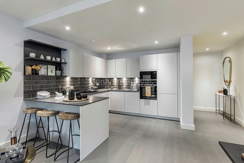 Kitchen view of London Square Image 1