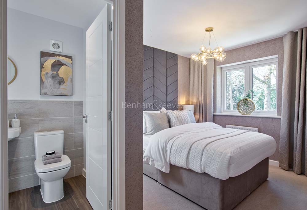 Bathroom view of Morton Park Image 1