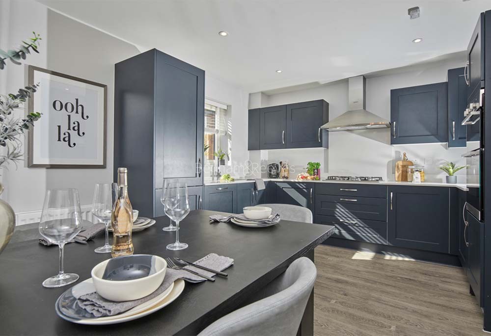 Kitchen view of Morton Park Image 1