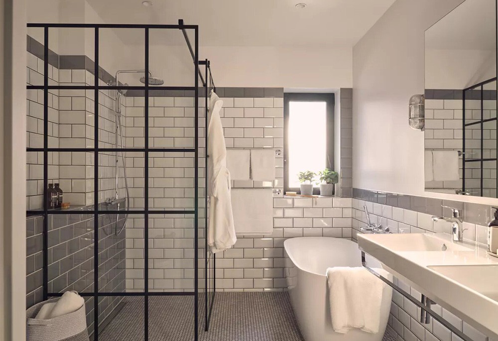 Bathroom view of No. 8 Harbord Square Image 1