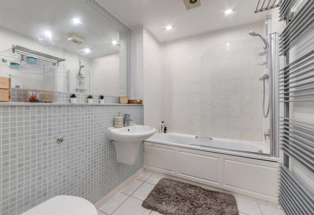 Bathroom view of Ocean Wharf Image 1
