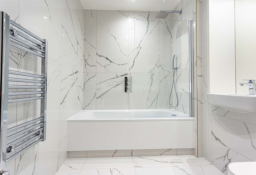 Bathroom view of Orchard Wharf Image 1