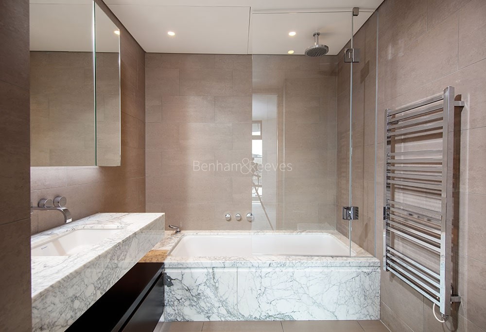 Bathroom view of Principal Tower Image 1