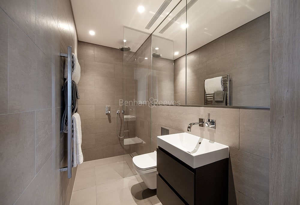 Bathroom view of Principal Tower Image 3
