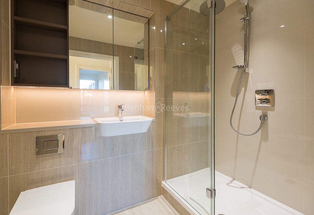 Bathroom view of Royal Arsenal Riverside Image 1