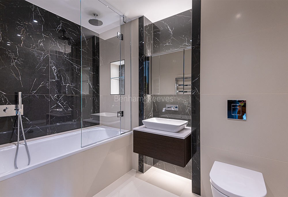 Bathroom view of Royal Warwick Square Image 1