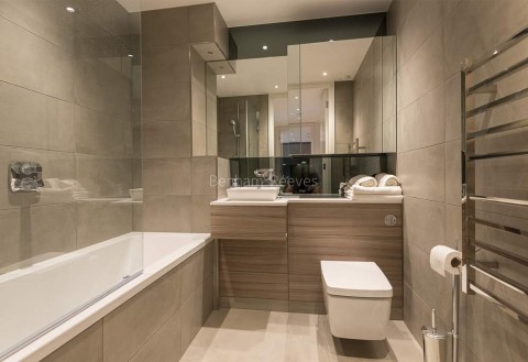 Bathroom view of Smithfield Square Image 1