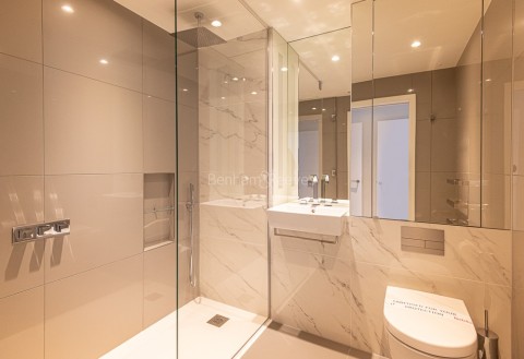 Bathroom view of South Quay Plaza Image 3