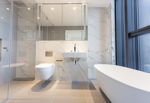 Bathroom view of South Quay Plaza Image 2