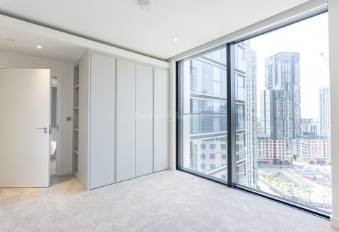 Bedroom view of South Quay Plaza Image 2